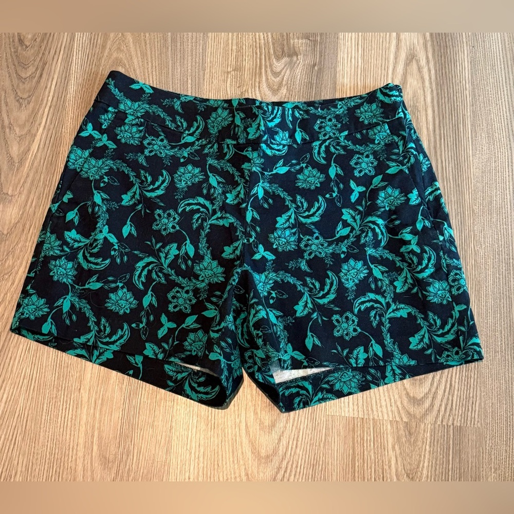 Banana Republic Floral Navy Chino Side Zip Shorts Women’s size 8 NWT Cotton